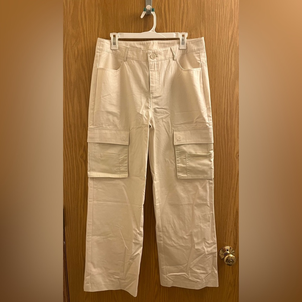 Princess Polly beige cargo pants (Size 8). Brand new with tags!